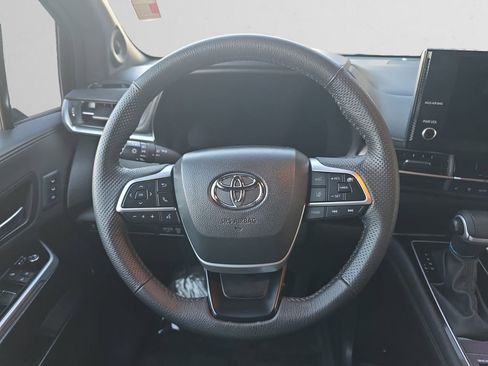 Used 2025 Toyota Sienna Limited image 13