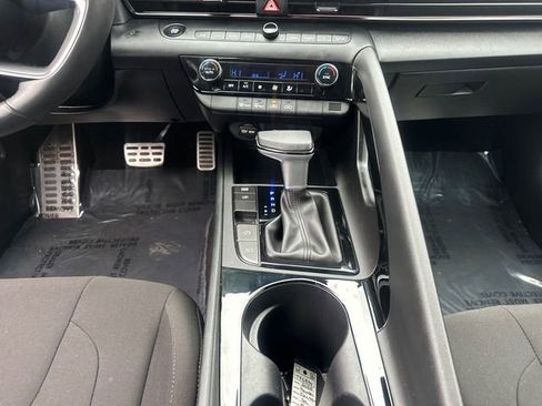 Used 2025 Hyundai Elantra SEL image 23