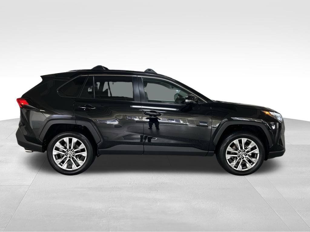 Used 2022 Toyota RAV4 XLE Premium AWD/4WD image 6