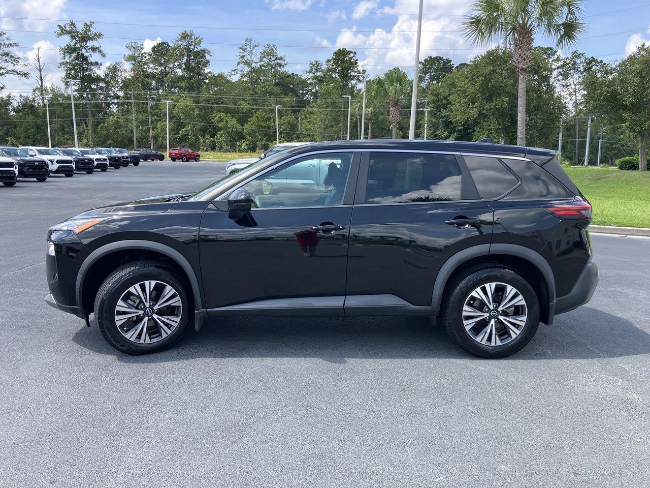 Used 2022 Nissan Rogue SV FWD image 2