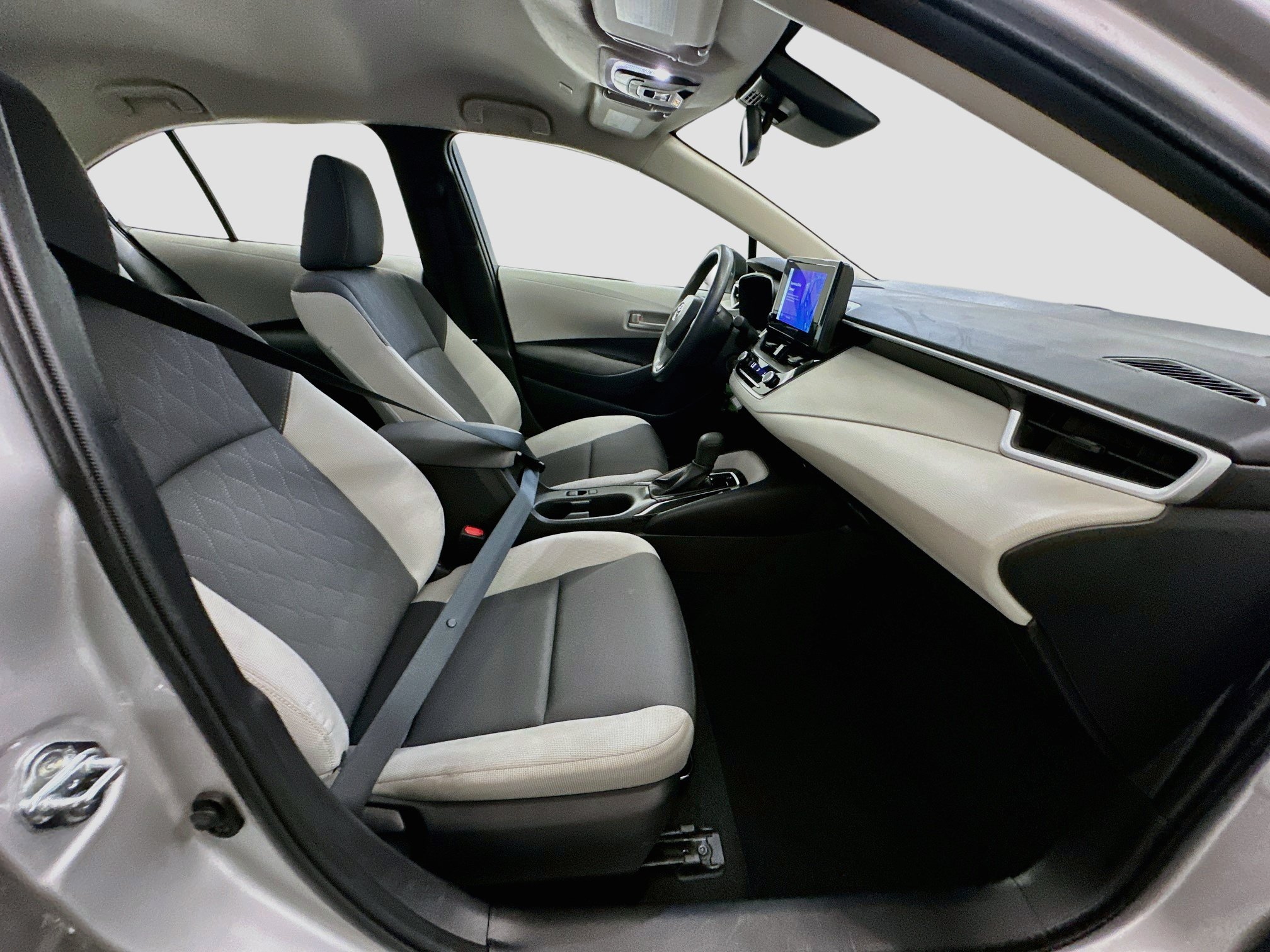 Used 2025 Toyota Corolla LE FWD image 31