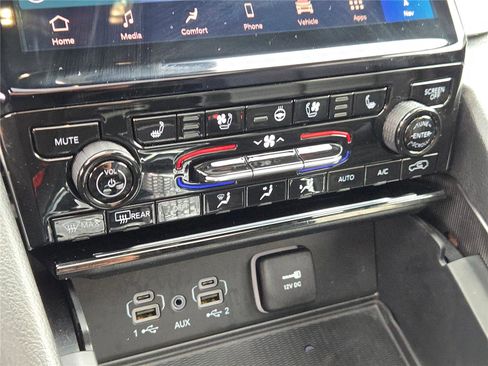 Certified 2025 Jeep Grand Cherokee L Limited w/ Luxury Tech Group II image 33