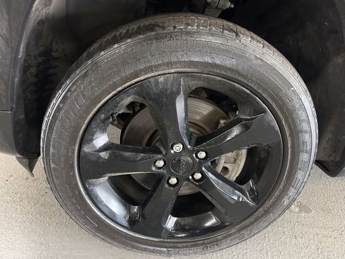 Used 2023 Jeep Grand Cherokee L Laredo image 6