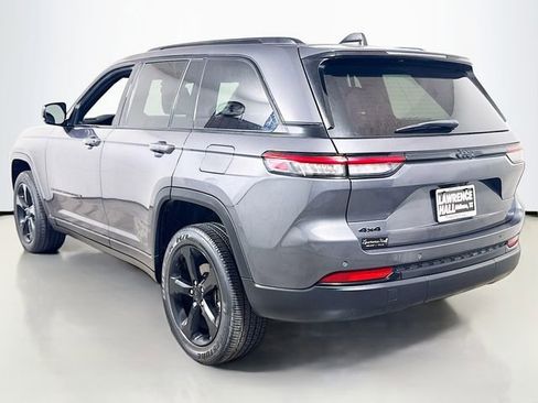 Used 2023 Jeep Grand Cherokee Laredo AWD/4WD image 6