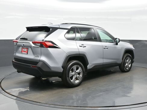 Used 2022 Toyota RAV4 LE AWD/4WD image 6