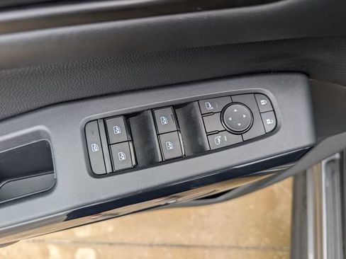 Used 2025 Nissan Pathfinder SV FWD image 21