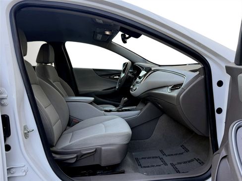 Used 2018 Chevrolet Malibu LT w/ Driver Confidence Package image 14