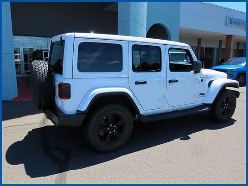Used 2023 Jeep Wrangler Unlimited Sahara AWD/4WD image 7
