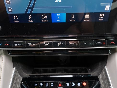 Used 2022 Jeep Wagoneer Series III w/ Premium Group I AWD/4WD image 25