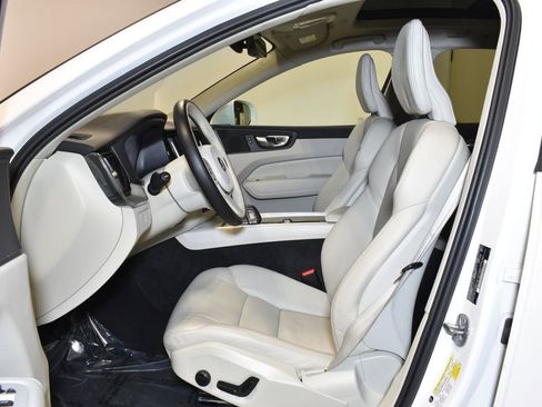 Used 2023 Volvo XC60 B5 Plus image 10