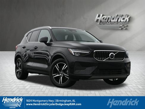 Used 2025 Volvo XC40 B5 Core image 1