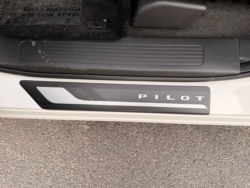Used 2025 Honda Pilot Touring image 23