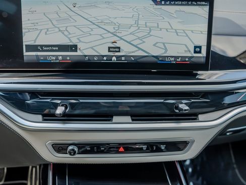 Used 2025 BMW X7 M60i image 11