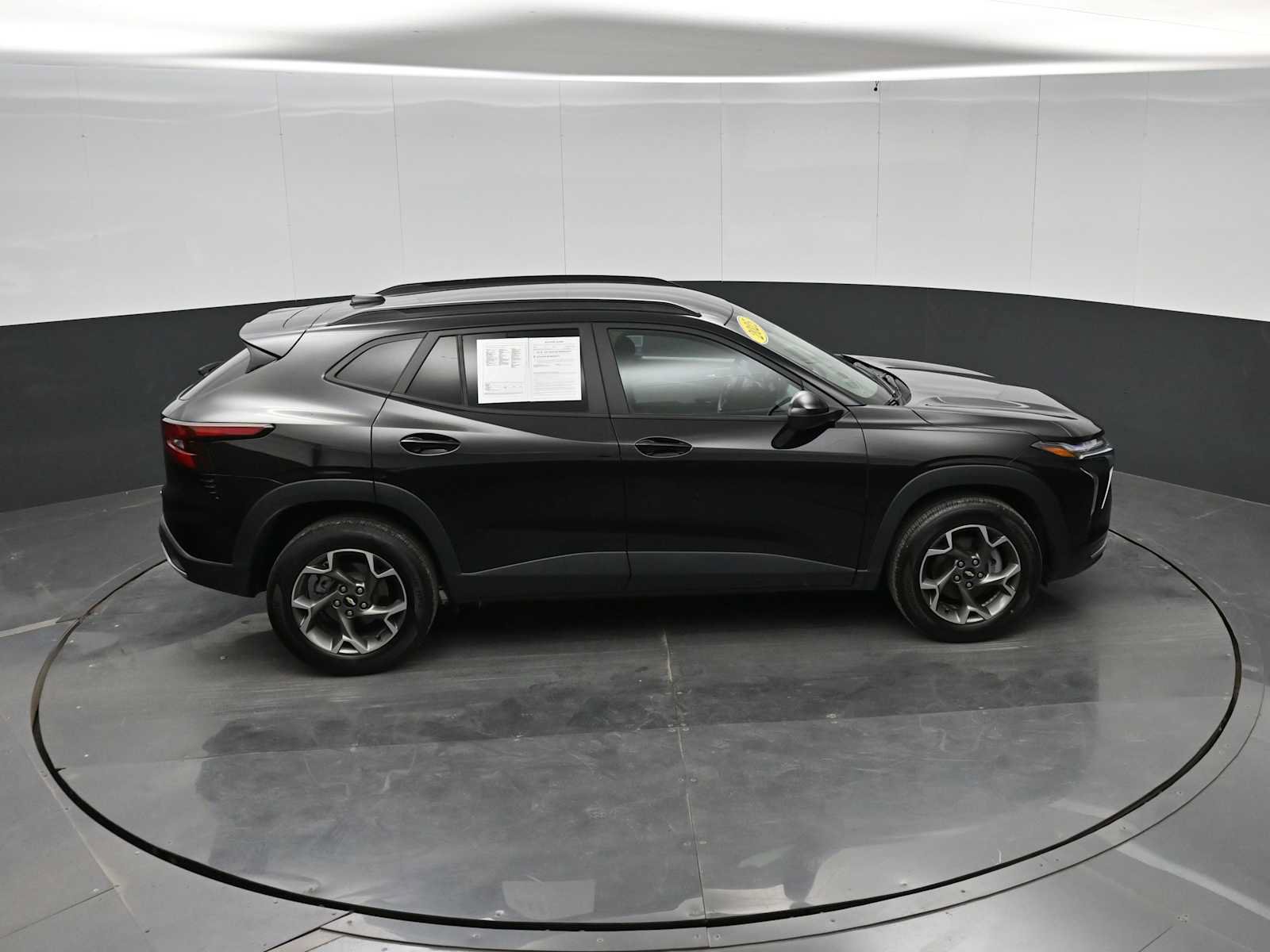 Used 2025 Chevrolet Trax LT FWD image 35