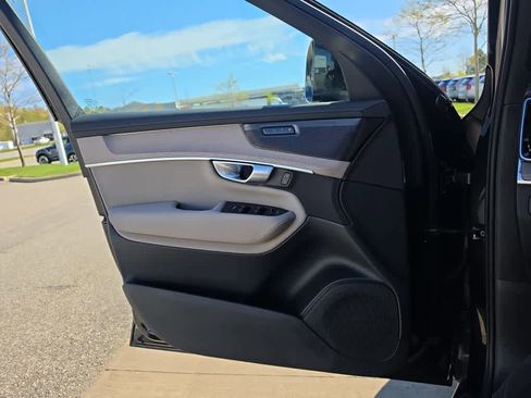 Used 2025 Volvo XC90 B5 Plus AWD/4WD image 21