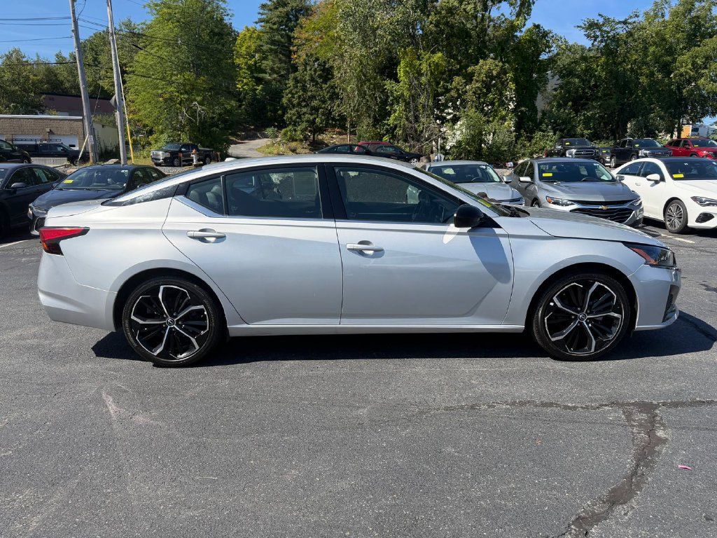 Used 2024 Nissan Altima 2.5 SR FWD image 6