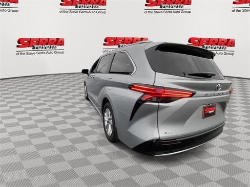 Used 2025 Toyota Sienna Limited image 7