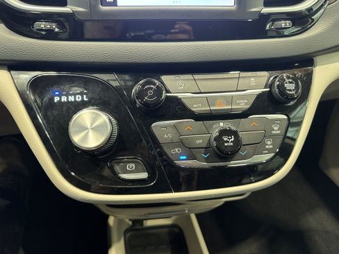 Used 2022 Chrysler Voyager LX FWD image 19
