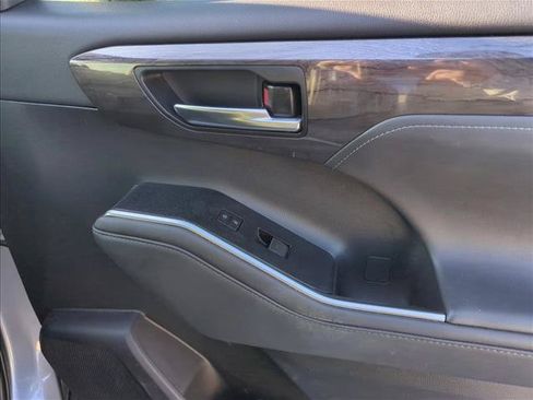 Certified 2020 Toyota Highlander Limited FWD image 28