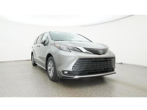 New 2026 Toyota Sienna XLE image 30