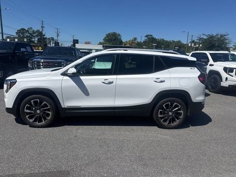Used 2023 GMC Terrain SLT FWD image 2