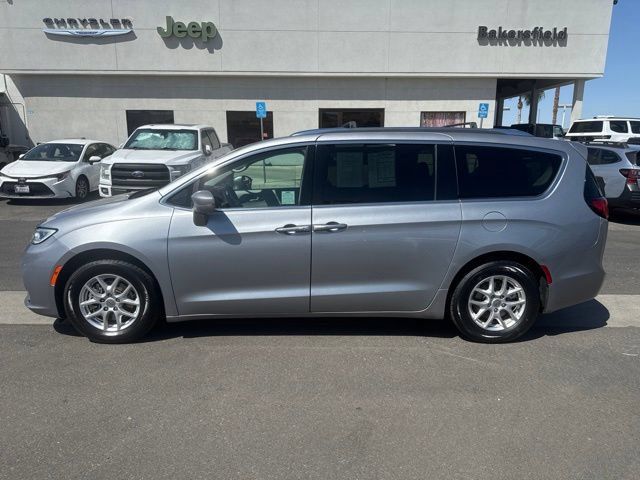 Used 2021 Chrysler Pacifica Touring-L FWD image 2