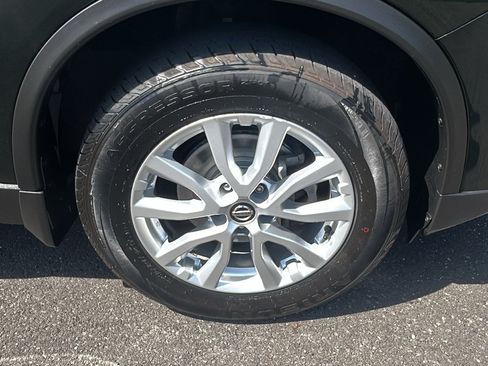 Used 2018 Nissan Rogue SV AWD/4WD image 12