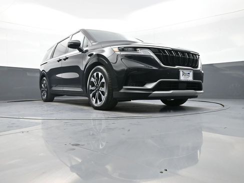 Used 2023 Kia Carnival EX image 29