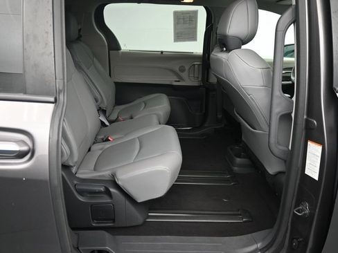 Used 2024 Toyota Sienna XLE FWD image 11