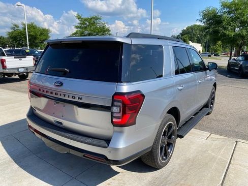 Used 2023 Ford Expedition Limited AWD/4WD image 3