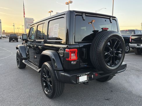 Used 2025 Jeep Wrangler Sahara image 8