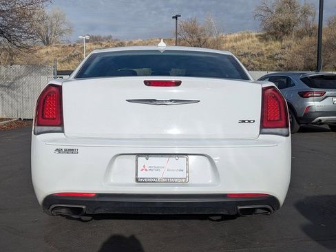 Used 2022 Chrysler 300 Touring w/ Sport Appearance Package image 5