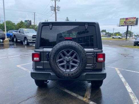 Used 2024 Jeep Wrangler Unlimited Sport AWD/4WD image 4