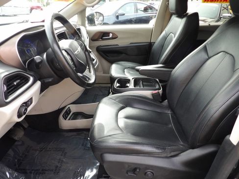 Used 2019 Chrysler Pacifica Touring-L FWD image 12