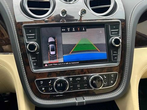 Used 2017 Bentley Bentayga image 34