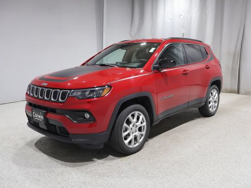 Used 2023 Jeep Compass Latitude w/ Mopar Graphics Package AWD/4WD image 5