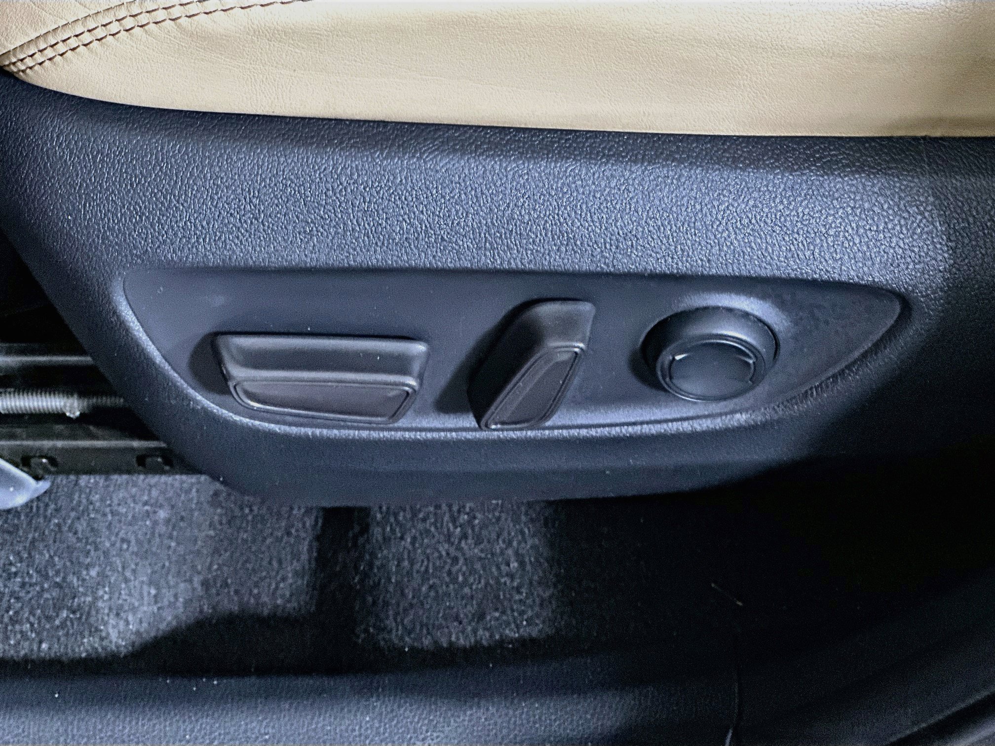 Used 2020 Toyota RAV4 XLE Premium FWD image 13