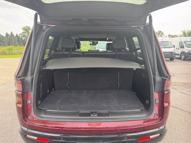Certified 2025 Jeep Wagoneer Series II w/ Convenience Group I AWD/4WD image 18