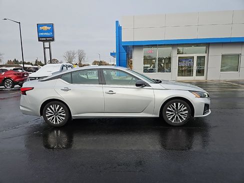 Used 2024 Nissan Altima 2.5 SV image 2