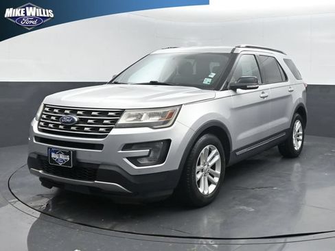Used 2017 Ford Explorer XLT w/ Equipment Group 202A FWD image 3