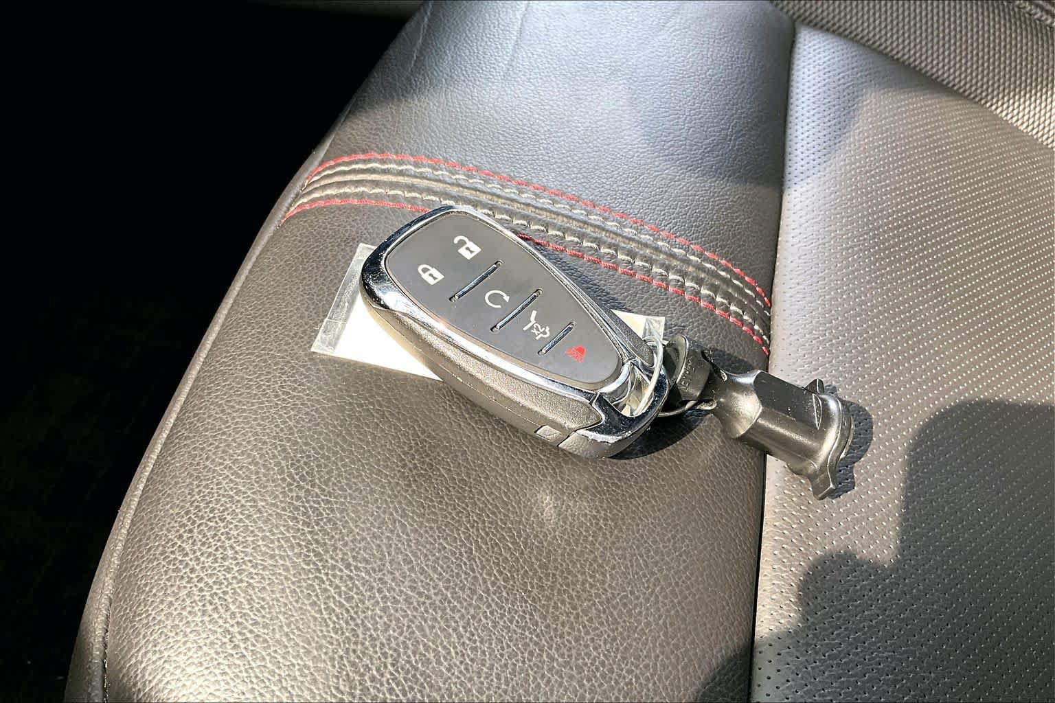 Used 2023 Chevrolet Traverse RS FWD image 14