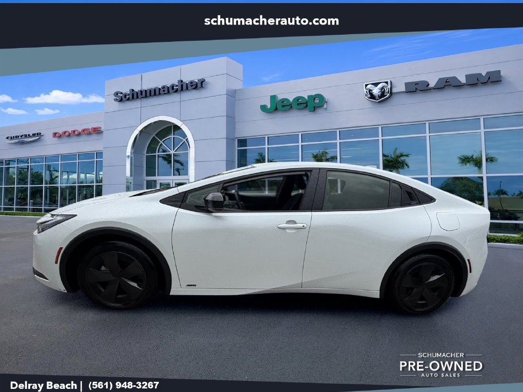 Used 2025 Toyota Prius LE AWD/4WD image 4