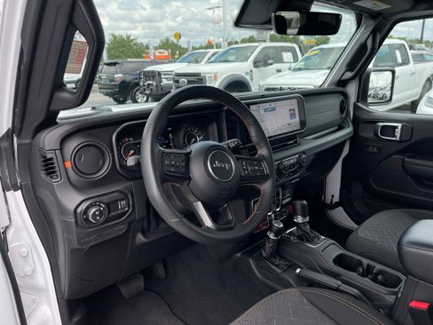 Used 2024 Jeep Gladiator Mojave w/ Technology Group AWD/4WD image 11