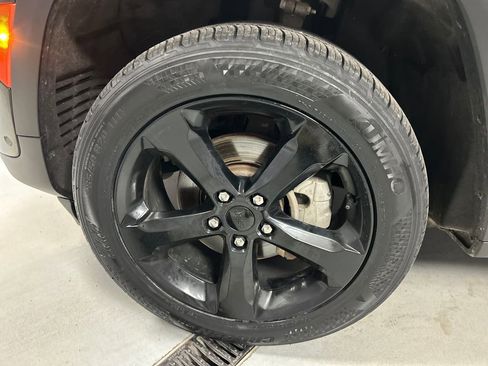 Used 2023 Jeep Grand Cherokee Limited w/ Luxury Tech Group II image 9