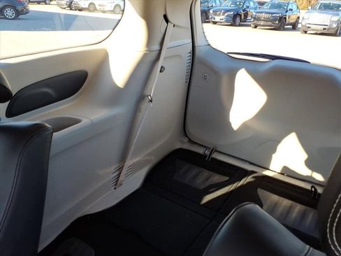 Used 2024 Chrysler Pacifica Select image 9