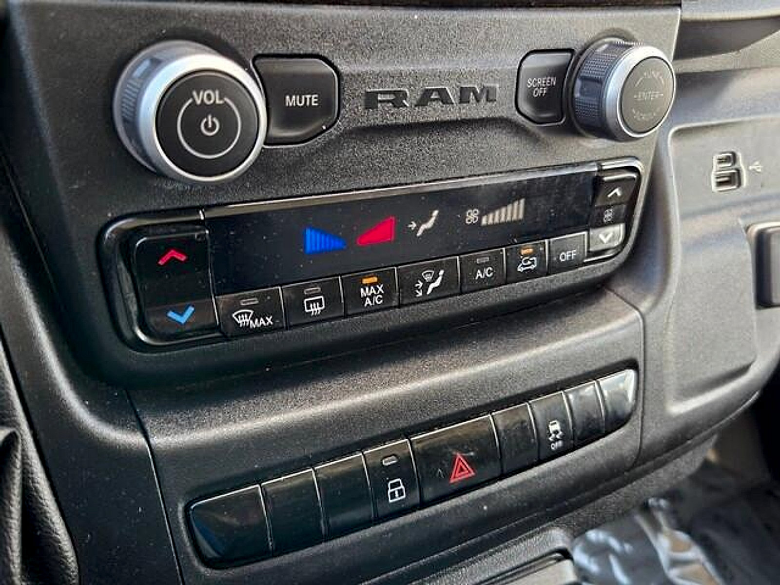 Used 2024 RAM ProMaster 2500 w/ Convenience Group FWD image 19