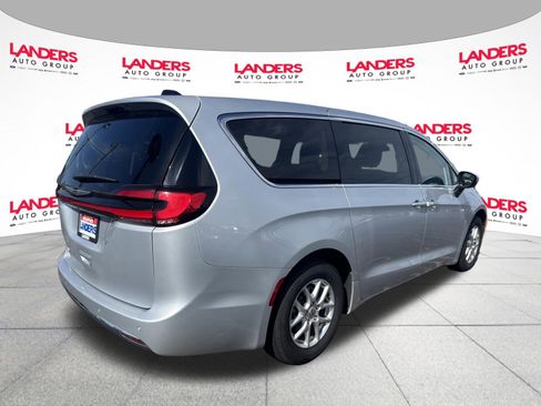 Used 2023 Chrysler Pacifica Touring-L FWD image 3