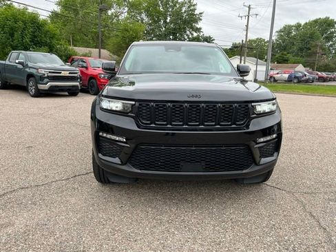 Used 2023 Jeep Grand Cherokee Limited w/ Black Appearance Package AWD/4WD image 8