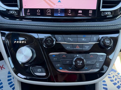 Used 2023 Chrysler Pacifica Limited FWD image 29
