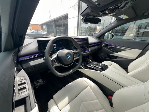 Used 2024 BMW i5 eDrive40i w/ Convenience Package image 36